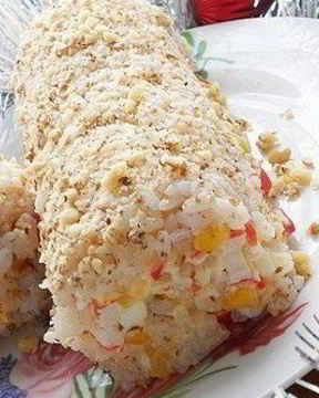 Крабовый салат-рулет с грецкими орехами