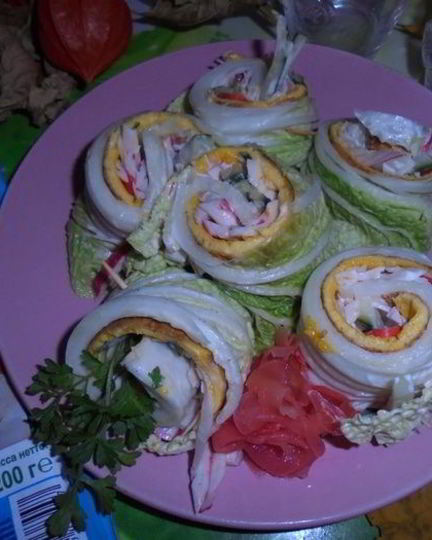 Рецепт крабовых рулетиков с омлетом и огурцом