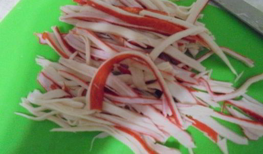 крабовые рулетики с омлетом и огурцом