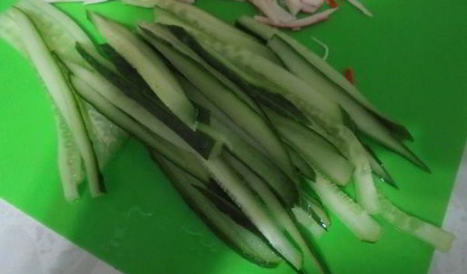 крабовые рулетики с омлетом и огурцом