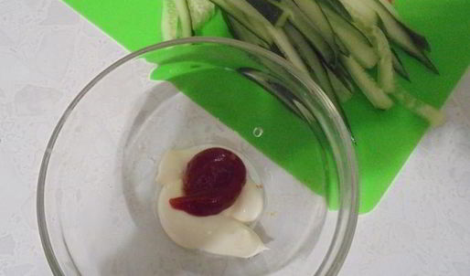 крабовые рулетики с омлетом и огурцом