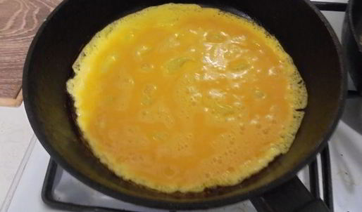 крабовые рулетики с омлетом и огурцом