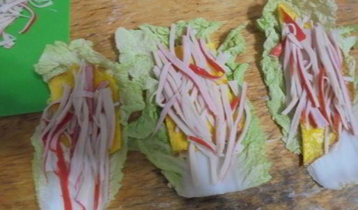 крабовые рулетики с омлетом и огурцом