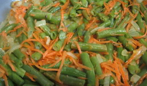 куриный рулет с яйцом и стручковой фасолью