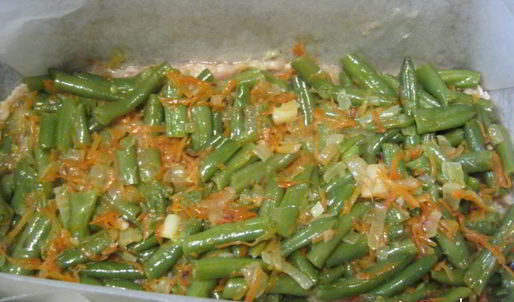 куриный рулет с яйцом и стручковой фасолью