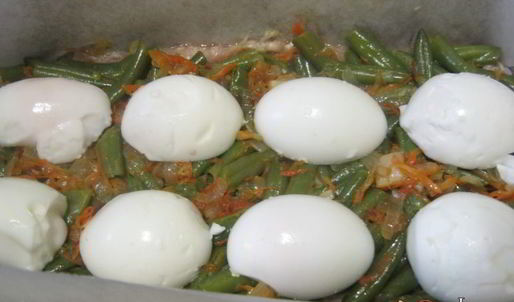 куриный рулет с яйцом и стручковой фасолью