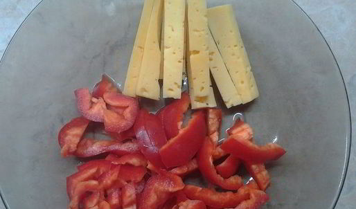 куриные рулетики с начинкой из перца и сыра