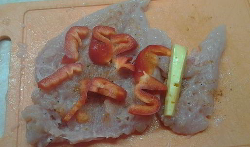 куриные рулетики с начинкой из перца и сыра