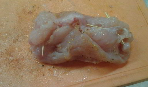 куриные рулетики с начинкой из перца и сыра