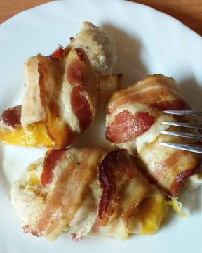 Куриные рулетики в беконе с сыром