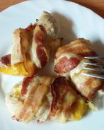 Куриные рулетики в беконе с сыром