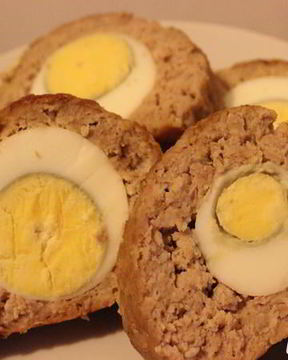 Мясной рулет, фаршированный яйцами