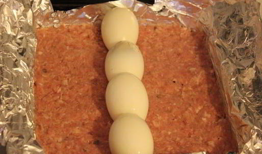 мясной рулет, фаршированный яйцами