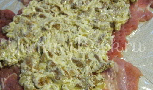 мясной рулет с грибами в беконе