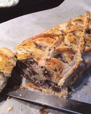 Мясной рулет с грибами в слоеном тесте