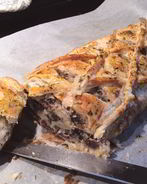 Мясной рулет с грибами в слоеном тесте