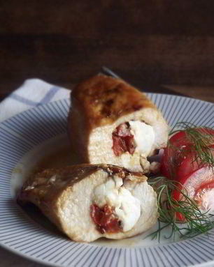 Мясной рулет с овощами и сыром