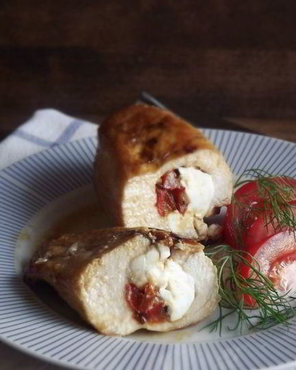 Рецепт мясного рулета с овощами и сыром