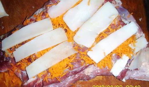 мясной рулет с салом и морковью