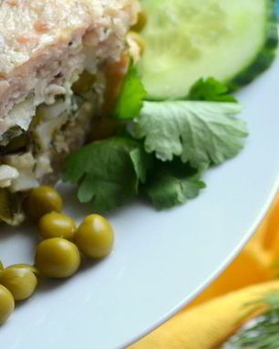 Мясной рулет с яйцом и зеленым горошком