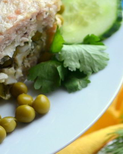 Рецепт мясного рулета с яйцом и зеленым горошком