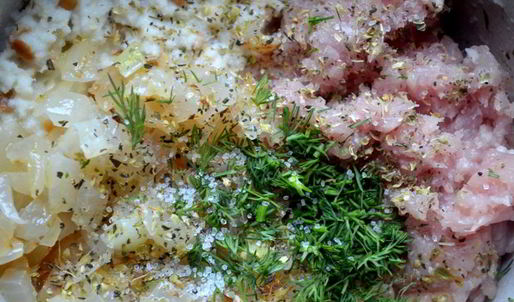 мясной рулет с яйцом и зеленым горошком