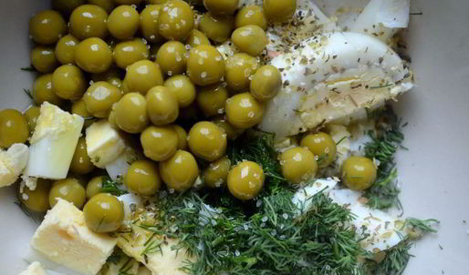 мясной рулет с яйцом и зеленым горошком