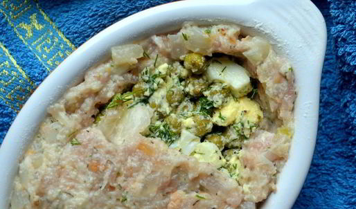 мясной рулет с яйцом и зеленым горошком