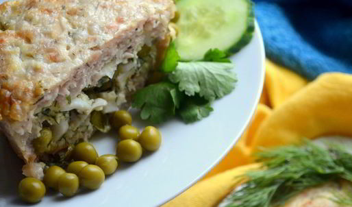 мясной рулет с яйцом и зеленым горошком