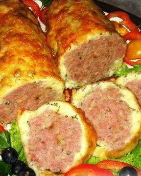 Мясной рулет в сырно-картофельной оболочке