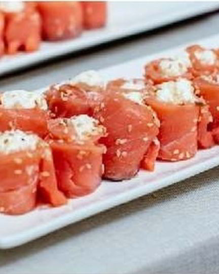 Рецепт нежные рулетики из семги с сыром