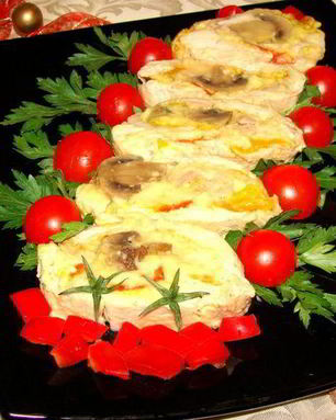Рулет из курицы с грибами, перцем и сыром