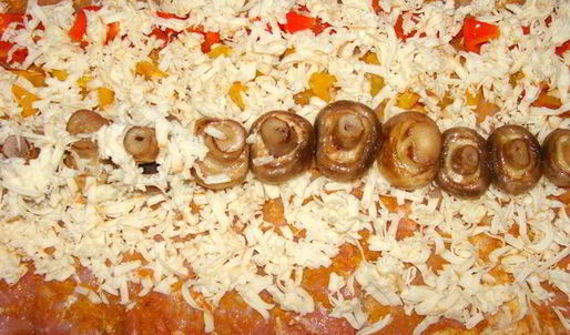 рулет из курицы с грибами, перцем и сыром