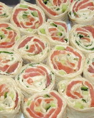 Рулет из лаваша, красной рыбы и огурца