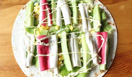 рулет из лаваша с крабовыми палочками и огурцом
