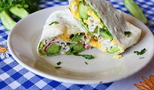 рулет из лаваша с крабовыми палочками и огурцом