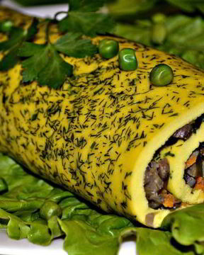 Рулет из омлета с грибами