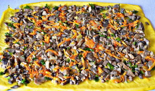 рулет из омлета с грибами