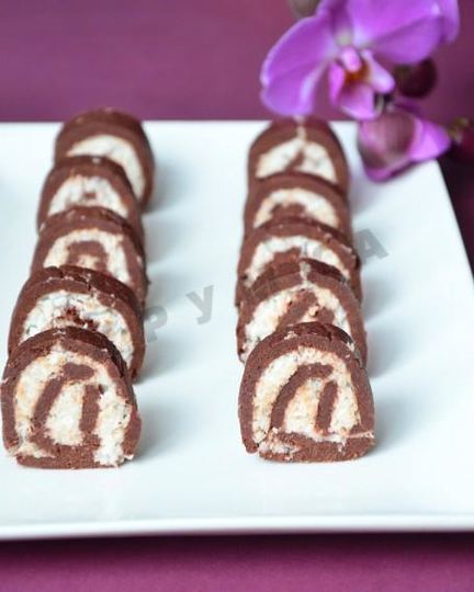 Рецепт рулета из печенья с кокосовой начинкой без выпечки