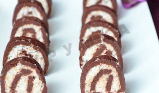 рулет из печенья с кокосовой начинкой без выпечки