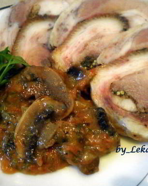 Рулет из рульки с грибным соусом