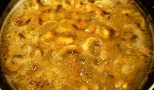 рулет из рульки с грибным соусом