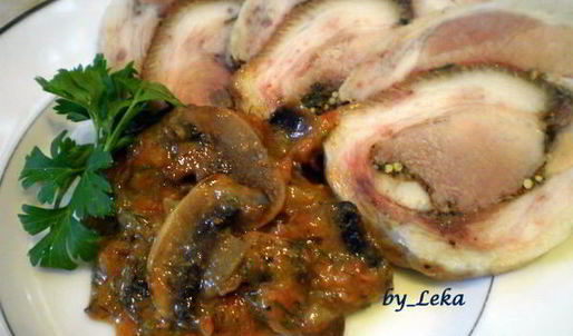 рулет из рульки с грибным соусом