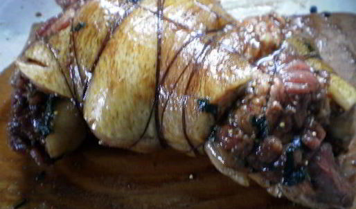 рулет из рульки с грибным соусом