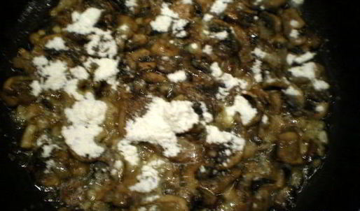 рулет из рульки с грибным соусом