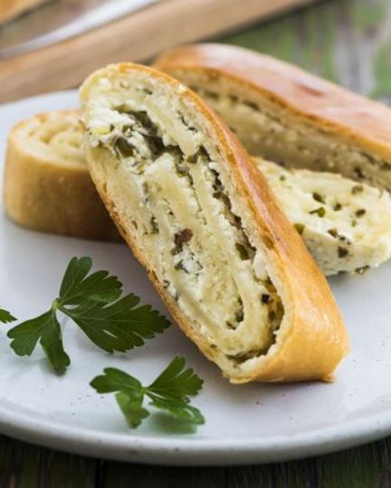 Рецепт рулета из творожного теста с брынзой и зеленью