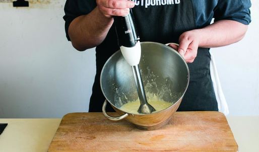 рулет из творожного теста с брынзой и зеленью