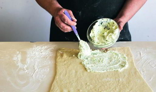 рулет из творожного теста с брынзой и зеленью