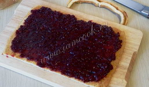 рулет с брусникой