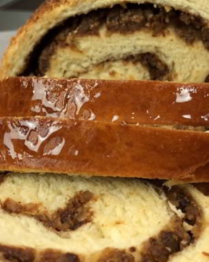 Рулет с черносливом и орехами в медовой корочке